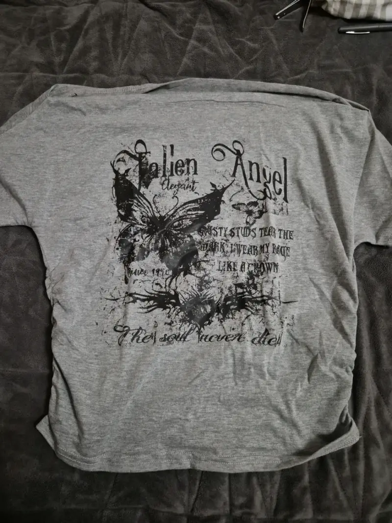 Polera gris con diseño - 2