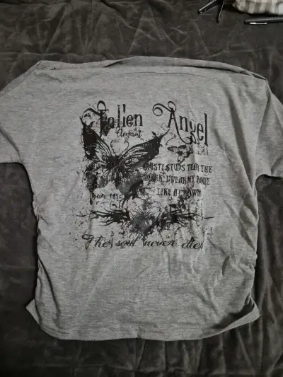 Polera gris con diseño - miniatura 2