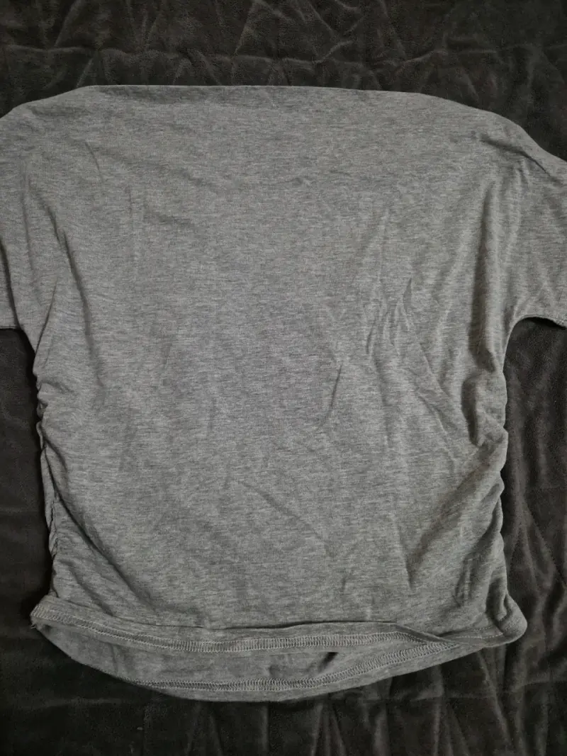 Polera gris con diseño - 3