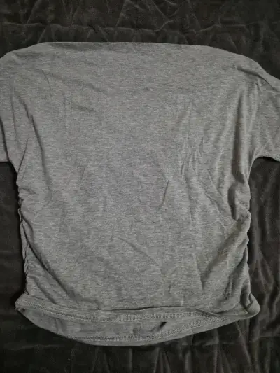 Polera gris con diseño - miniatura 3
