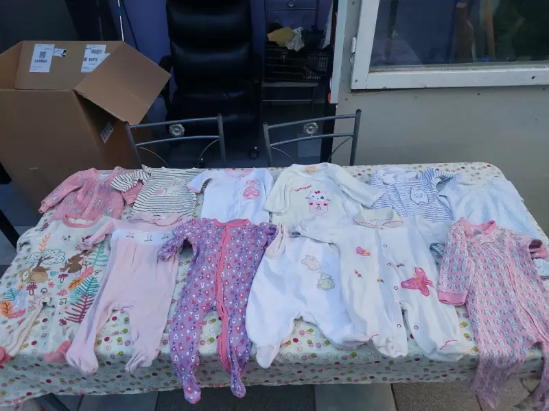 Lote de ropa de bebé variada - 5