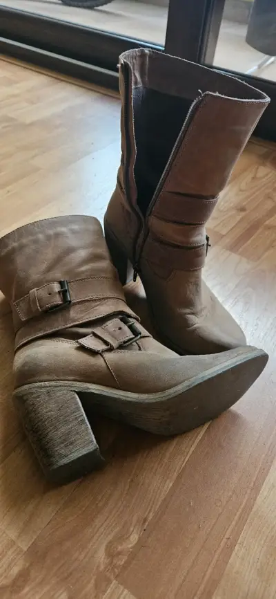 Botas de cuero café con hebillas - miniatura 1