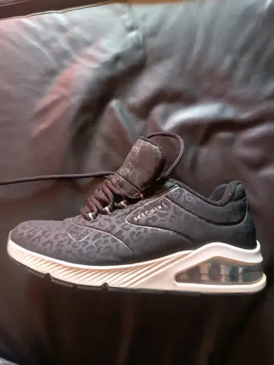 Zapatillas negras Skechers con diseño - miniatura 1