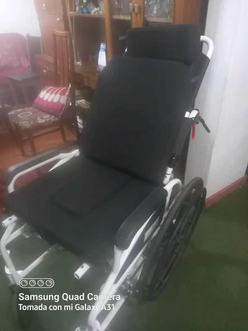 Silla de ruedas plegable negra - 1