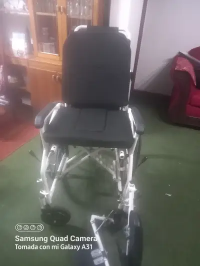 Silla de ruedas plegable negra - miniatura 3
