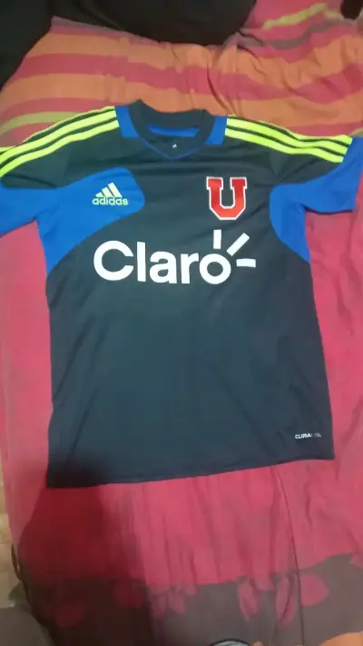 Camiseta deportiva blanca y negra - miniatura 3