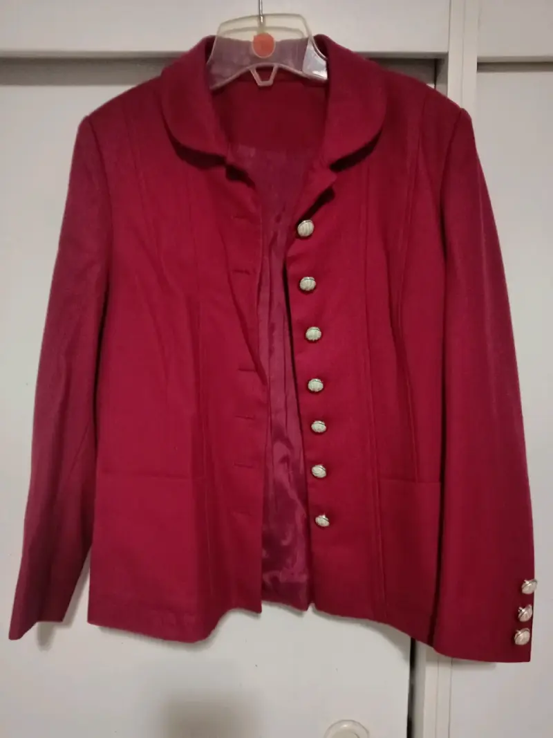 Chaqueta roja con botones dorados - 1