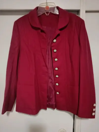 Chaqueta roja con botones dorados - miniatura 1