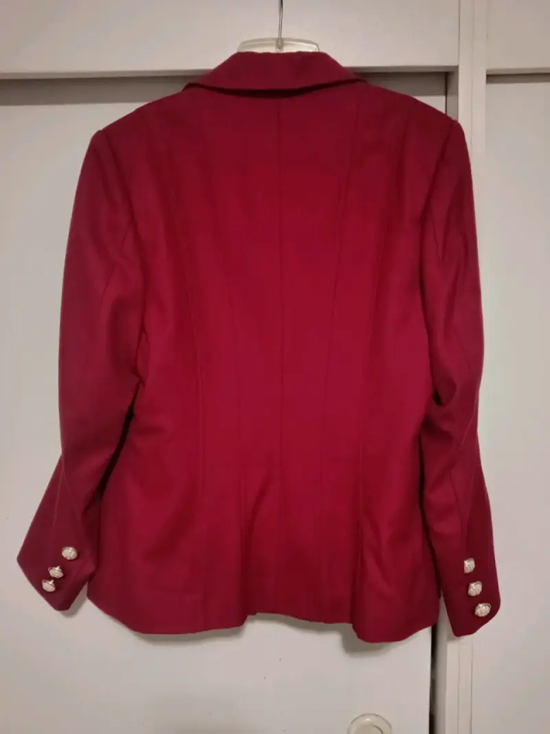 Chaqueta roja con botones dorados - 2