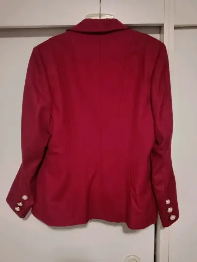 Chaqueta roja con botones dorados - miniatura 2