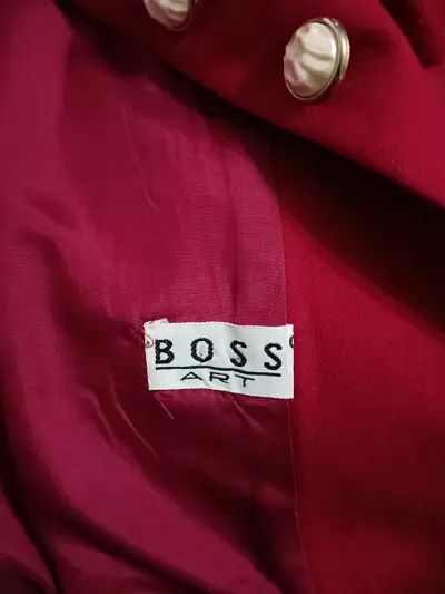 Chaqueta roja con botones dorados - miniatura 3