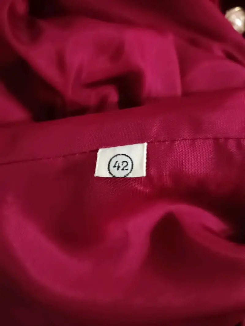 Chaqueta roja con botones dorados - 4