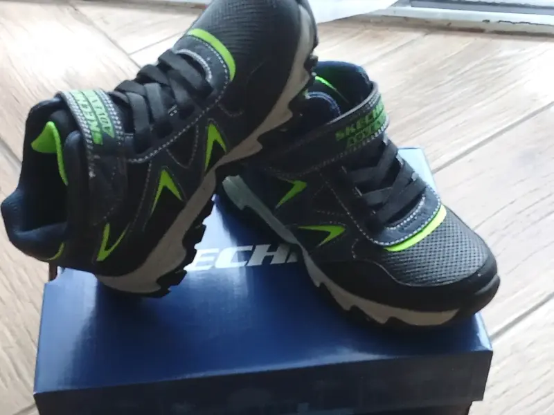 Zapatillas Skechers negras y verdes - 1