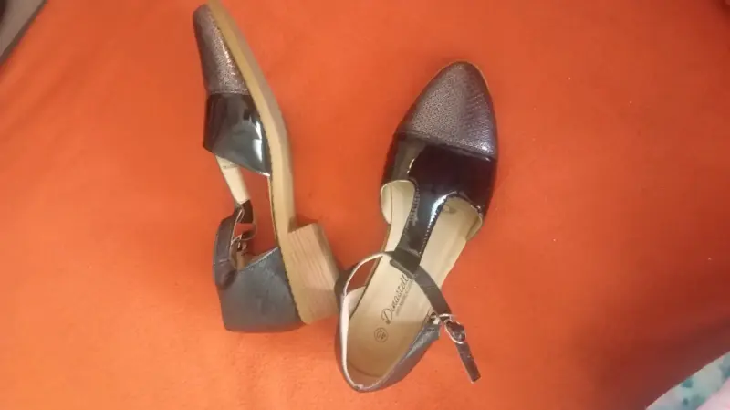 Zapatos de tacón bajo negros