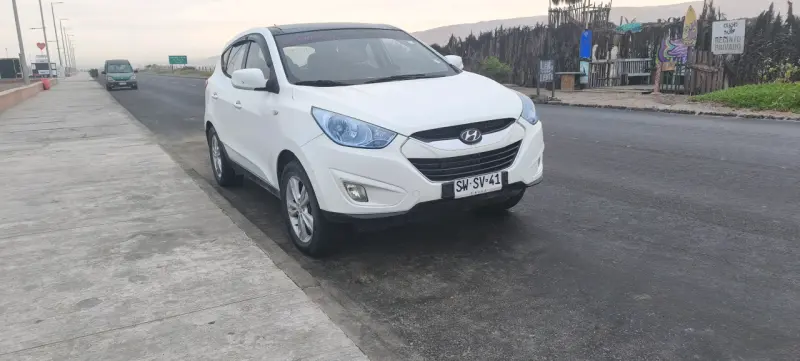 SUV Hyundai blanca en buen estado - 1