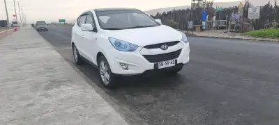 SUV Hyundai blanca en buen estado - miniatura 1