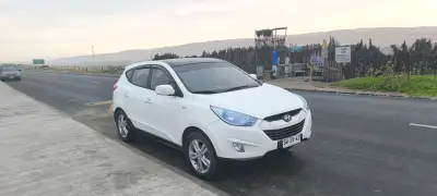 SUV Hyundai blanca en buen estado - miniatura 2