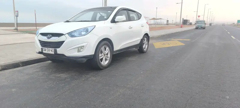 SUV Hyundai blanca en buen estado - 3