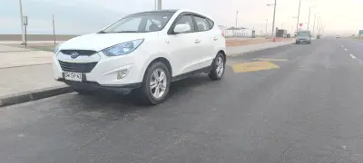 SUV Hyundai blanca en buen estado - miniatura 3