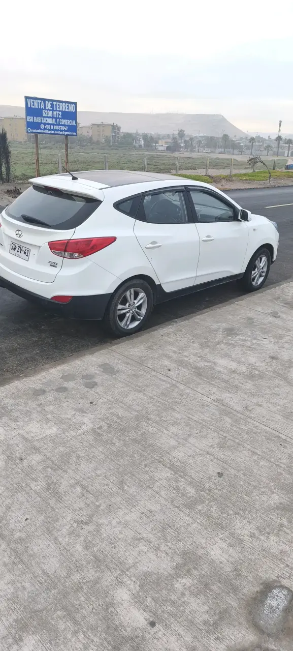 SUV Hyundai blanca en buen estado - 4