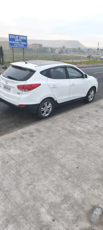 SUV Hyundai blanca en buen estado - miniatura 4