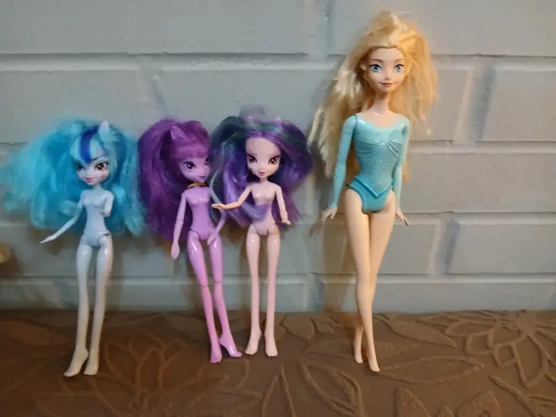 Muñecas variadas sin ropa