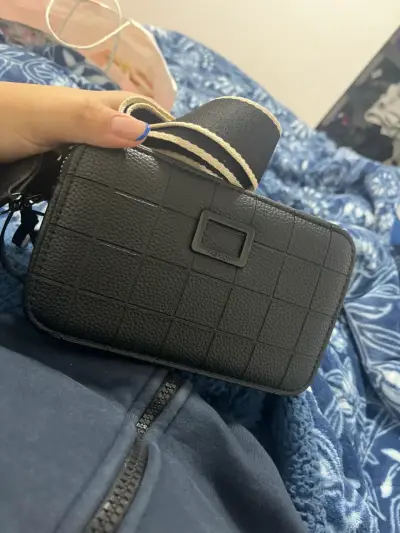 Cartera negra con correa - miniatura 1