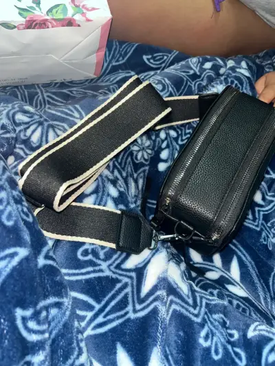 Cartera negra con correa - miniatura 2