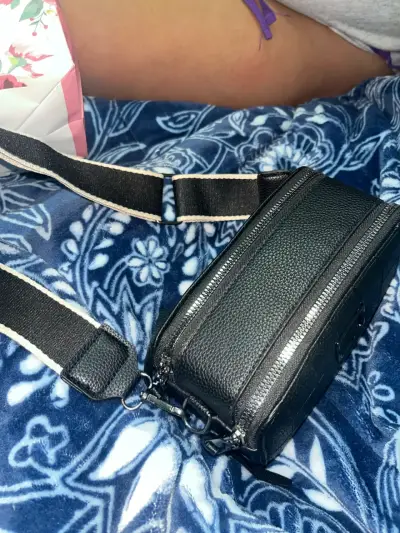 Cartera negra con correa - miniatura 3