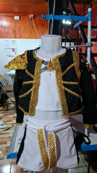 Traje infantil de gala dorado kpop - miniatura 3