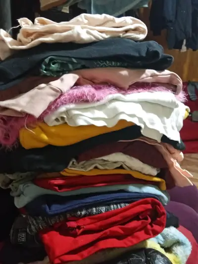 Lote de ropa de mujer y niñ@ ropa variada - miniatura 1
