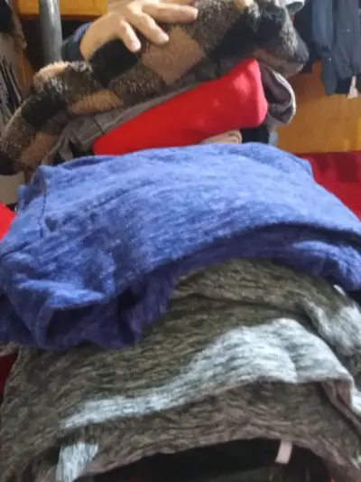 Lote de ropa de mujer y niñ@ ropa variada - miniatura 2