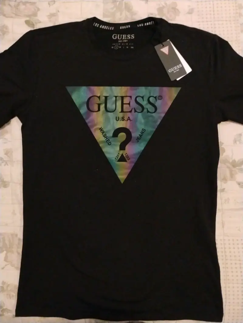 Polera negra GUESS con logo - 1