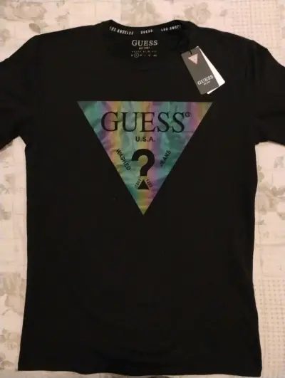 Polera negra GUESS con logo - miniatura 1