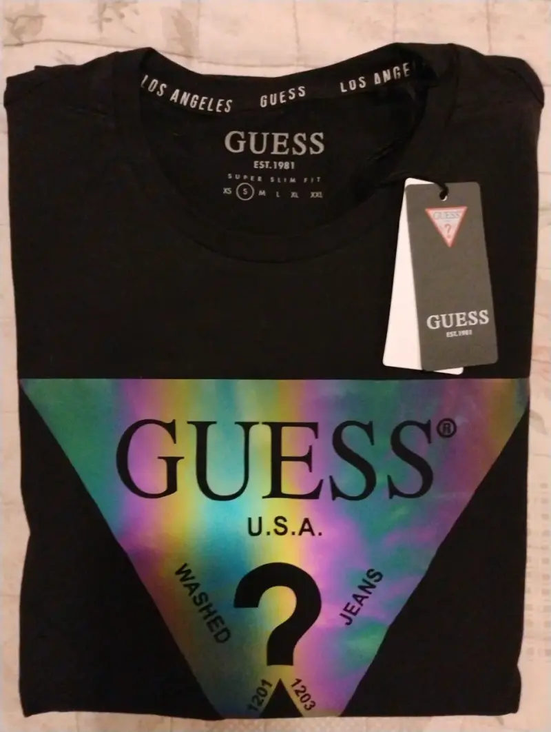 Polera negra GUESS con logo - 2
