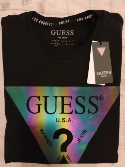 Polera negra GUESS con logo - miniatura 2