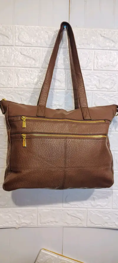 Cartera marrón con cierres dorados - miniatura 1