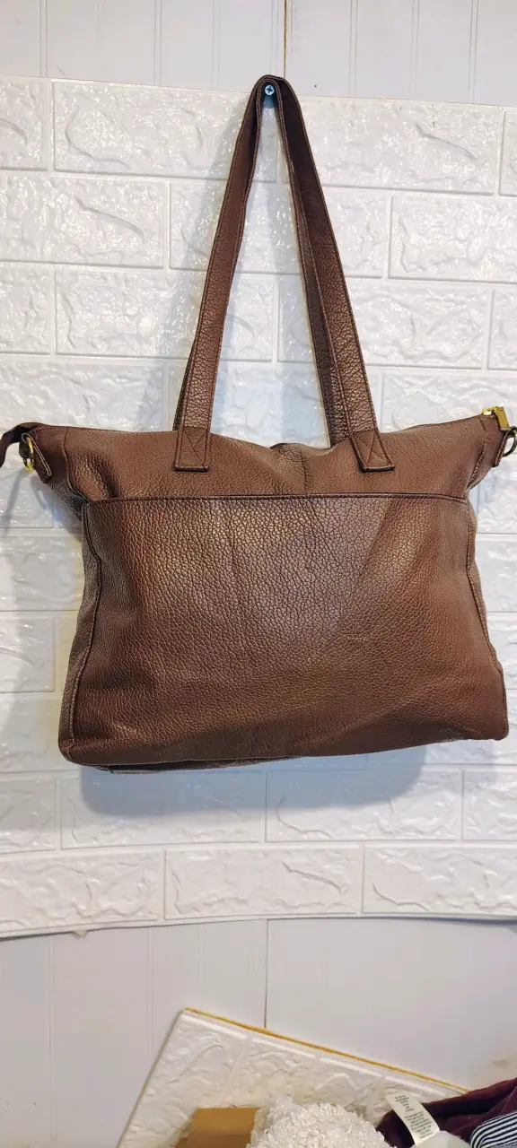 Cartera marrón con cierres dorados - 2