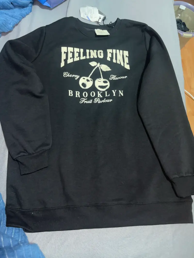 Polerón negro con diseño 'Feeling Fine'