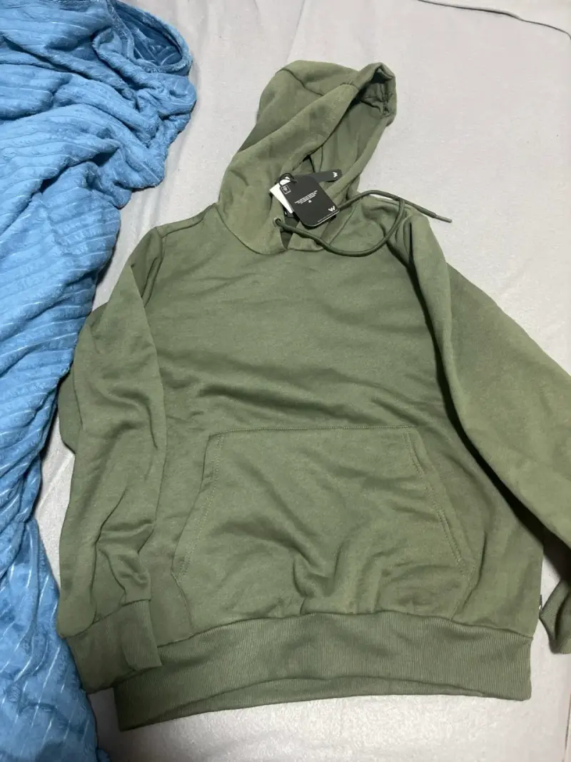 Polerón verde con capucha nuevo