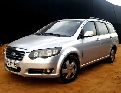 Auto familiar gris metálico - miniatura 1