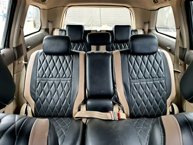 Auto familiar gris metálico - 4