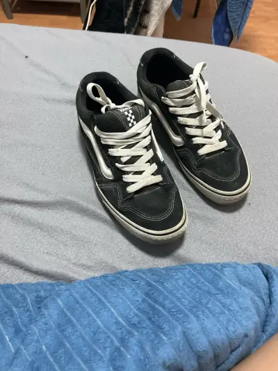 Zapatillas negras con cordones - miniatura 1