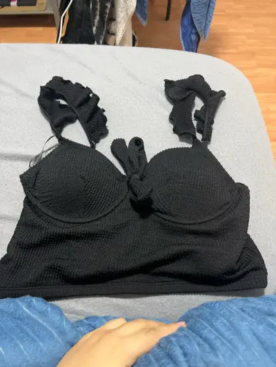Top negro con volantes, traje de baño - miniatura 1
