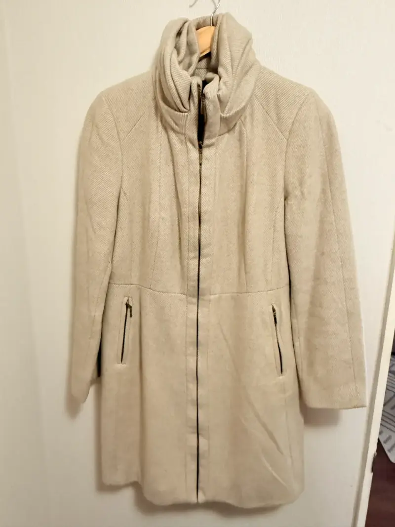 Abrigo beige con cuello alto