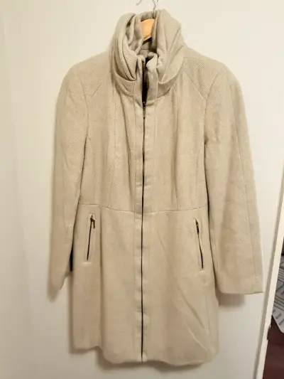 Abrigo beige con cuello alto - miniatura 1