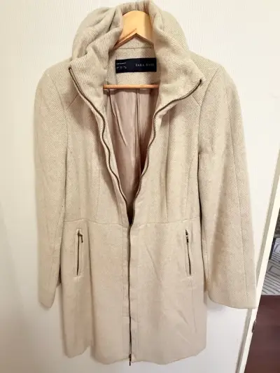 Abrigo beige con cuello alto - miniatura 2