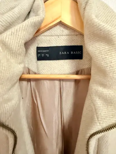 Abrigo beige con cuello alto - miniatura 3