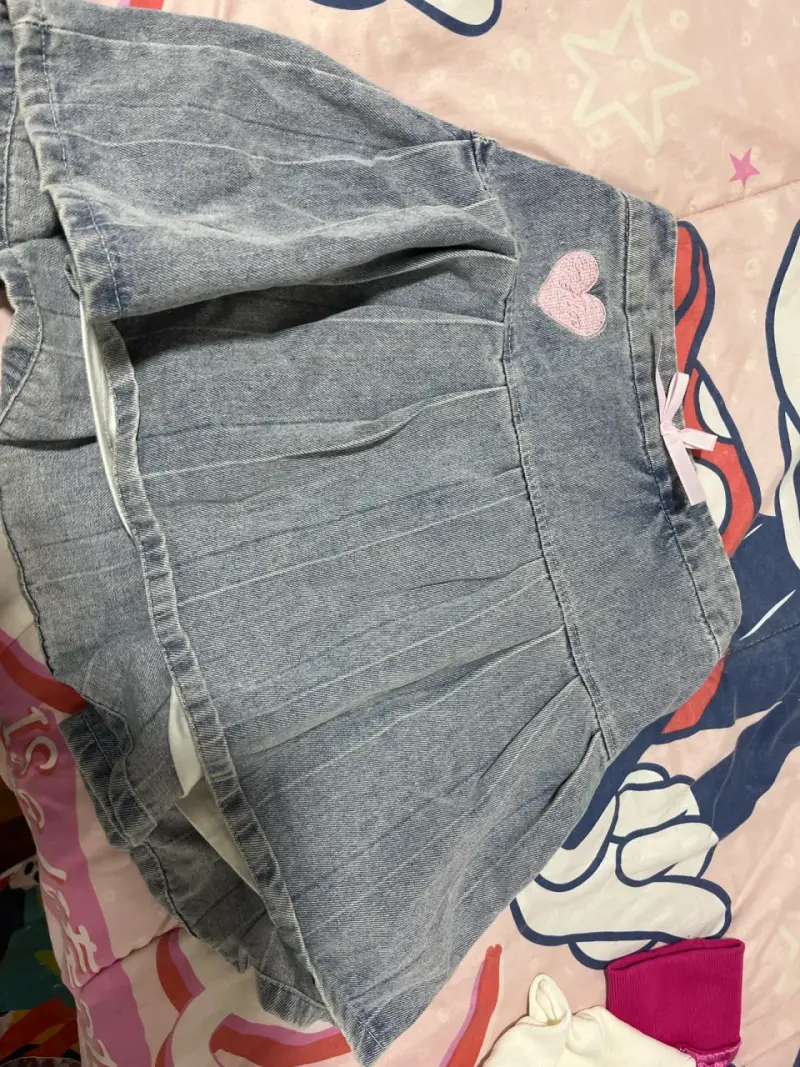 Falda gris con detalle de corazón