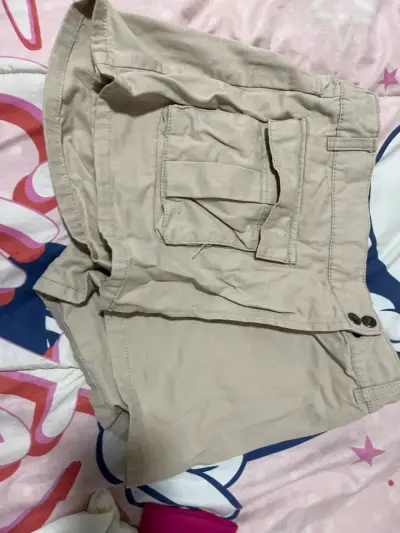Shorts beige con bolsillos - miniatura 1
